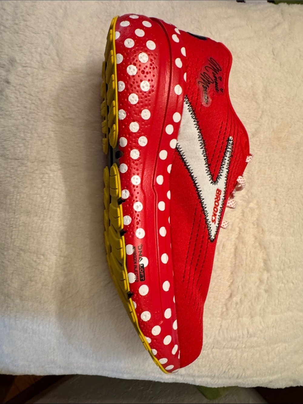 NIB Brooks Ghost Max 2 Minnie Mouse Red and White Men's Athletic Shoe men’s 10 - Picture 2 of 4
